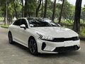 2023 Kia K5 III Рестайлинг, белый - вид 1