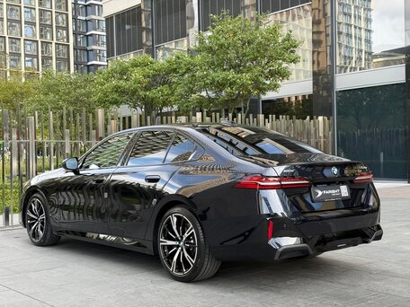 2025 BMW 5 серии 530i xDrive VIII (G60/G61/G68), чёрный, 8290000 рублей, вид 5
