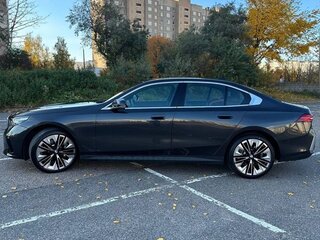 2023 BMW 5 серии 530i xDrive VIII (G60/G61/G68), чёрный, 5700000 рублей, вид 5