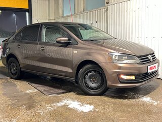 2017 Volkswagen Polo V Рестайлинг, коричневый, 625000 рублей, вид 1