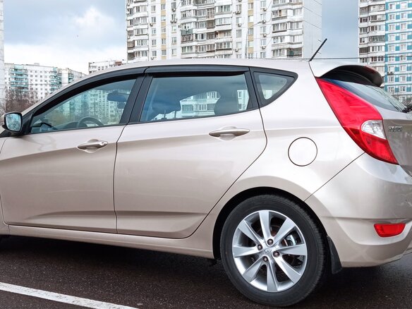 2013 Hyundai Solaris I, бежевый, 735000 рублей - вид 4