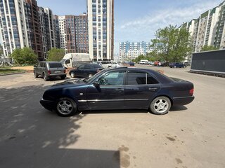 1998 Mercedes-Benz E-Класс 200 II (W210, S210), синий, 470000 рублей, вид 2
