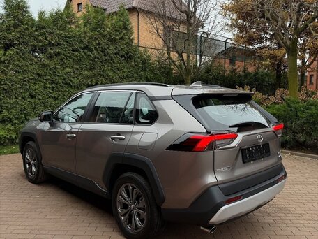 2024 Toyota RAV4 V (XA50), коричневый, 3500505 рублей, вид 5