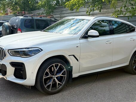 2022 BMW X6 40i III (G06), белый, 9800000 рублей, вид 3