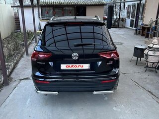2017 Volkswagen Tiguan II, чёрный, 2350000 рублей, вид 3