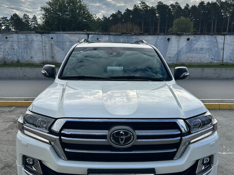 2020 Toyota Land Cruiser 200 Series Рестайлинг 2, белый, вид 3