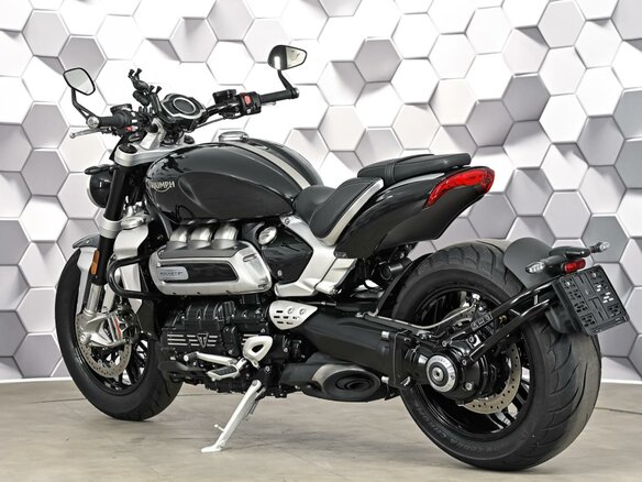 2023 Triumph Rocket 3, чёрный, 2199000 рублей - вид 7