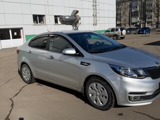 2016 Kia Rio III Рестайлинг, серебристый, 980000 рублей, вид 2
