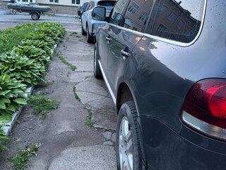 2008 Volkswagen Touareg I Рестайлинг, серый, 900000 рублей, вид 5