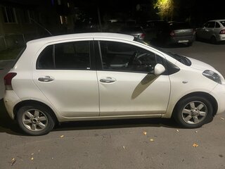 2010 Toyota Yaris III, белый, 450000 рублей, вид 2