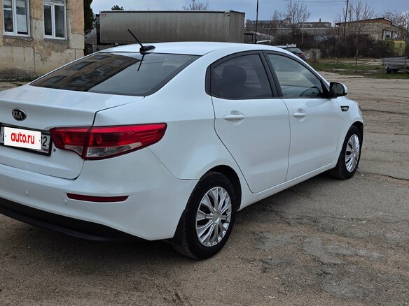 2017 Kia Rio III Рестайлинг, белый - вид 12