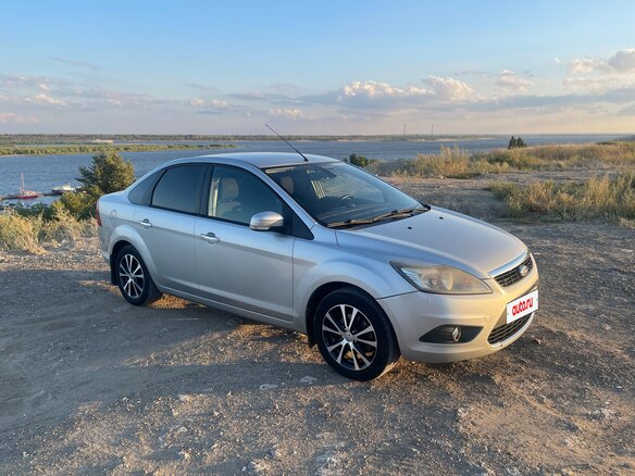 2011 Ford Focus II Рестайлинг, серебристый - вид 4