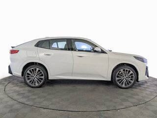 2025 BMW X2 xDrive25i II (U10), белый, 6300000 рублей, вид 4