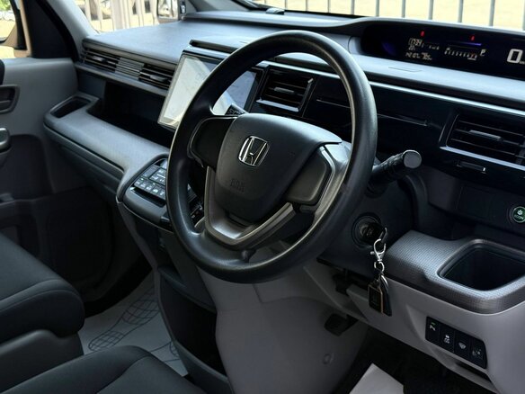 2017 Honda Stepwgn V, белый - вид 16