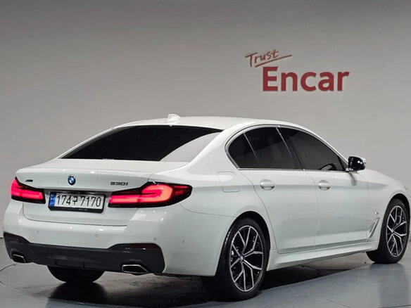 2022 BMW 5 серии 530i xDrive VII (G30/G31/G38) Рестайлинг, белый - вид 2