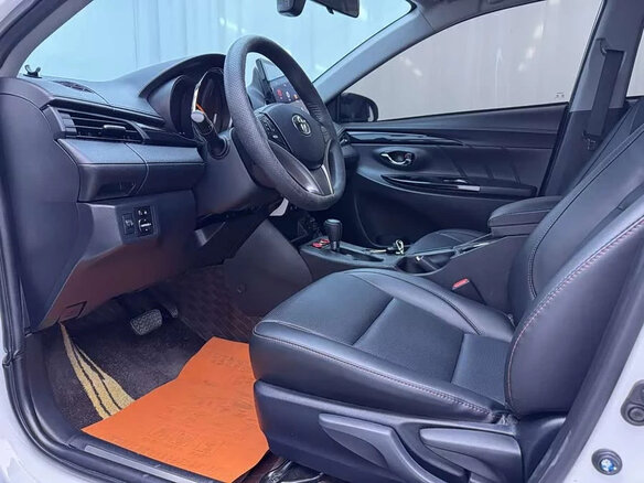 2022 Toyota Yaris IV, белый, 1350000 рублей - вид 6