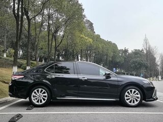2025 Toyota Camry VIII (XV70) Рестайлинг, чёрный, 3875000 рублей, вид 4