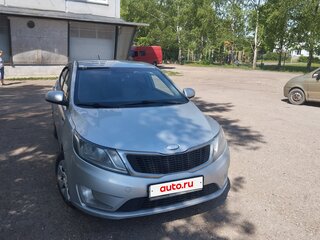 2013 Kia Rio 5-speed III, серебристый, 650000 рублей, вид 1