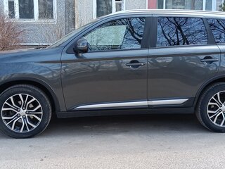 2018 Mitsubishi Outlander III Рестайлинг 3, серый, 1700000 рублей, вид 3