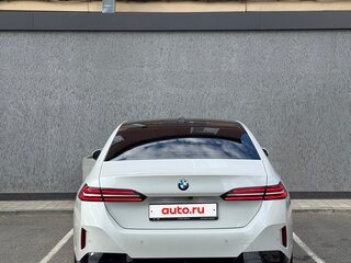 2024 BMW 5 серии Long 530Li xDrive VIII (G60/G61/G68), белый, 7500000 рублей, вид 4