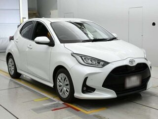 2024 Toyota Yaris IV, белый, 1100000 рублей, вид 3