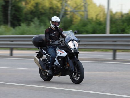 2023 KTM 1290 Super Adventure S, серый, 1487000 рублей, вид 3