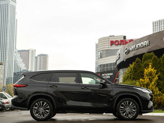 2025 Toyota Highlander IV (XU70), чёрный, 4988000 рублей, вид 3