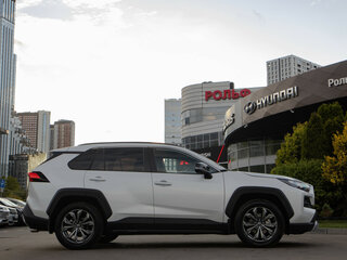 2025 Toyota RAV4 V (XA50), белый, 3848000 рублей, вид 3