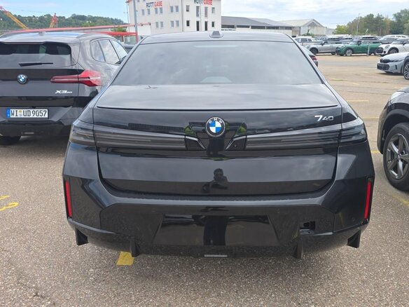 2026 BMW 7 серии 740 xDrive VII (G70) Рестайлинг, чёрный, 23160000 рублей - вид 4