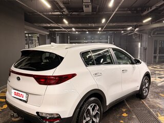 2020 Kia Sportage IV Рестайлинг, белый, 3070000 рублей, вид 3