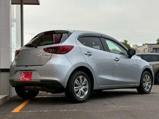 2021 Mazda 2 III (DJ) Рестайлинг, серебристый, 850000 рублей, вид 4