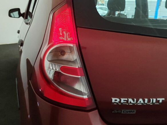 2010 Renault Sandero I, красный - вид 19