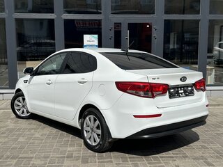 2017 Kia Rio III Рестайлинг, белый, 970000 рублей, вид 4