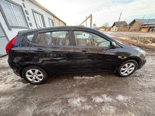 2013 Hyundai Solaris I, чёрный, 750000 рублей, вид 4