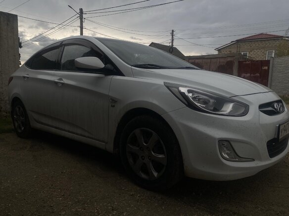2013 Hyundai Solaris I, белый, 1100000 рублей - вид 1