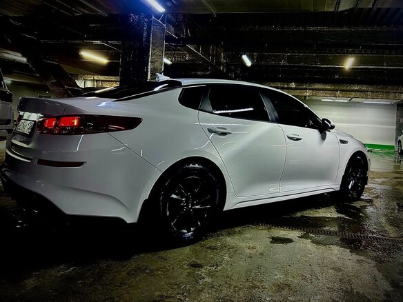 2019 Kia Optima IV Рестайлинг, белый, 2000000 рублей - вид 2