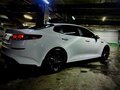 2019 Kia Optima IV Рестайлинг, белый, 2000000 рублей - вид 2