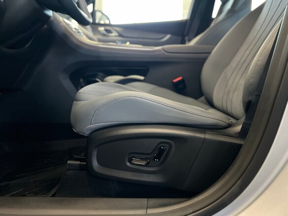 2026 Geely Galaxy M7, серебристый - вид 18