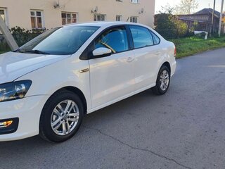 2017 Volkswagen Polo V Рестайлинг, белый, 999000 рублей, вид 2