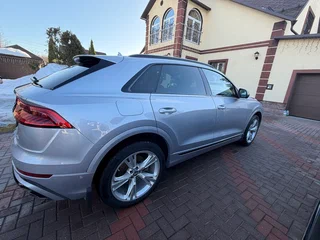 2020 Audi Q8 45 TDI I (4M), серый, 6800000 рублей, вид 2