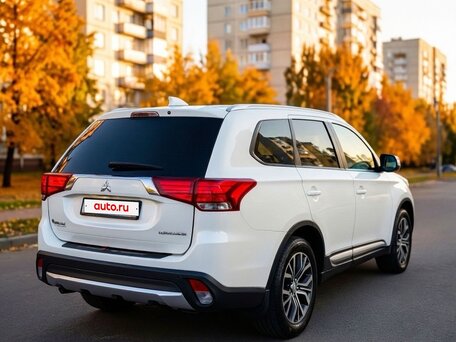 2017 Mitsubishi Outlander III Рестайлинг 2, белый, 1740000 рублей, вид 3