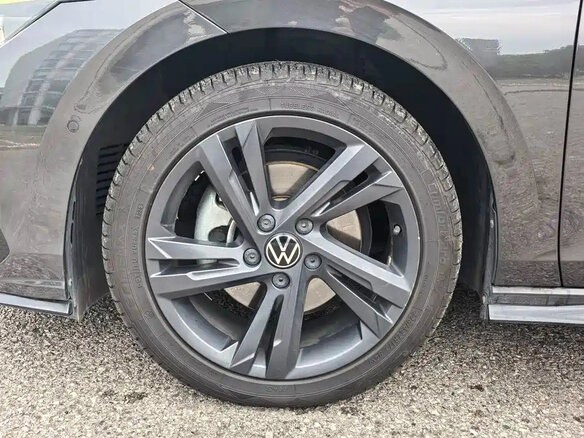 2022 Volkswagen Golf VIII, чёрный, 1710000 рублей - вид 13