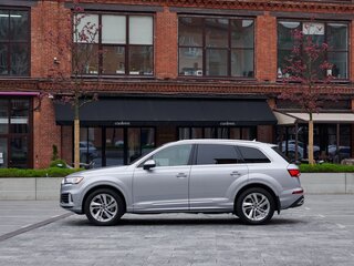 2021 Audi Q7 55 TFSI II (4M) Рестайлинг, серебристый, 5690000 рублей, вид 2