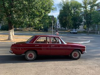 1970 Mercedes-Benz W115 220, красный, 650000 рублей, вид 4