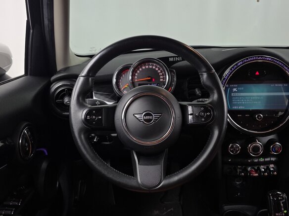2022 Mini Hatch Cooper III (F55/F56) Рестайлинг 2, чёрный, 1740000 рублей - вид 6