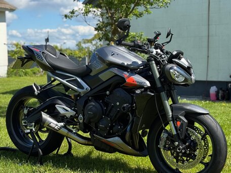 2024 Triumph Street Triple, серый, 1290000 рублей, вид 1