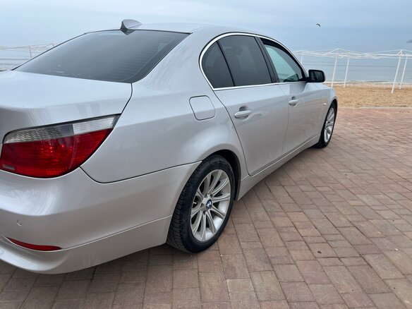 2004 BMW 5 серии 520i V (E60/E61), серебристый - вид 3