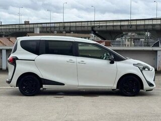 2022 Toyota Sienta II Рестайлинг, белый, 1490000 рублей, вид 4