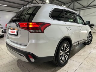 2021 Mitsubishi Outlander III Рестайлинг 3, белый, 2400000 рублей, вид 4