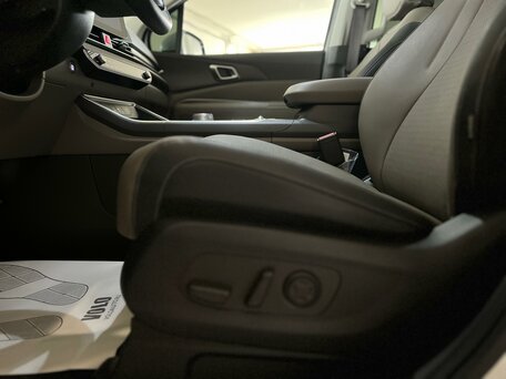 2025 Kia Carnival IV Рестайлинг, белый, 5493000 рублей, вид 3